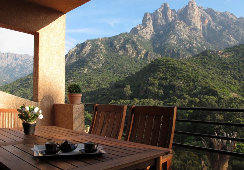 La loggia et la vue sur le Capu d‘Ortu et les "Tre Signore"